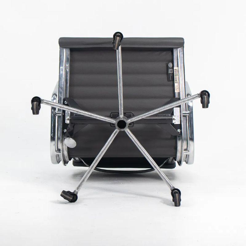 XXIe siècle et contemporain 2010s Herman Miller Eames Aluminum Group Management Desk Chair in Gray Leather (Chaise de bureau en aluminium Eames en cuir gris) en vente