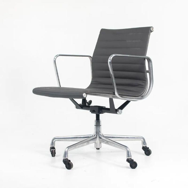 2010s Herman Miller Eames Aluminum Group Management Desk Chair in Gray Leather (Chaise de bureau en aluminium Eames en cuir gris) en vente 1