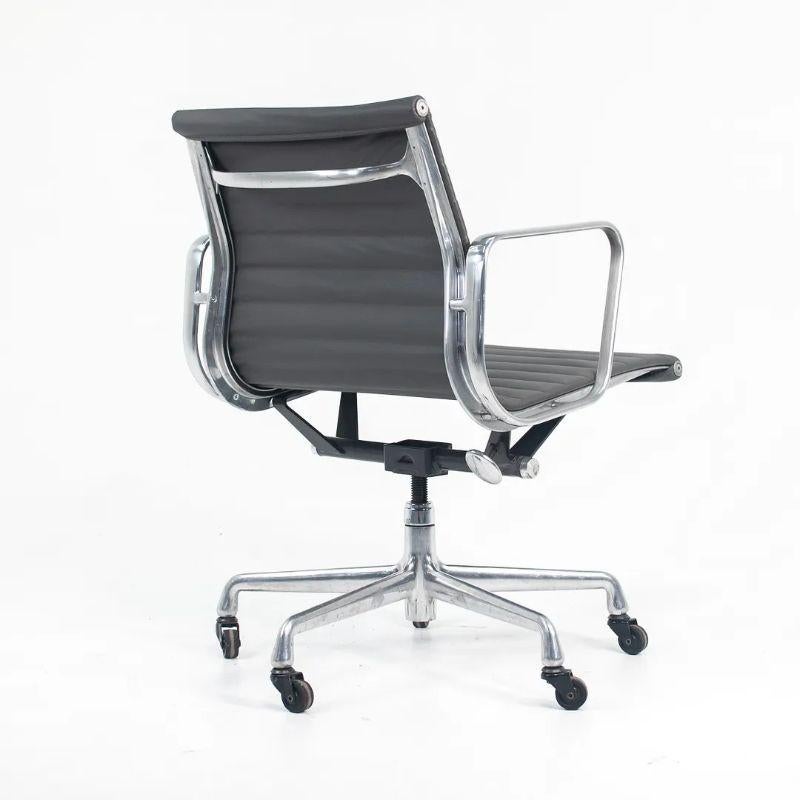 2010s Herman Miller Eames Aluminum Group Management Desk Chair in Gray Leather (Chaise de bureau en aluminium Eames en cuir gris) en vente 2