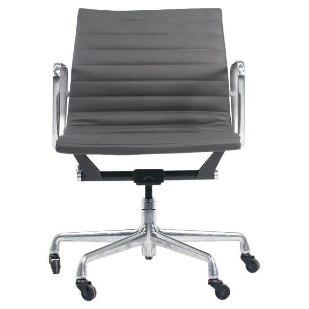 2010s Herman Miller Eames Aluminum Group Management Desk Chair in Gray Leather (Chaise de bureau en aluminium Eames en cuir gris)