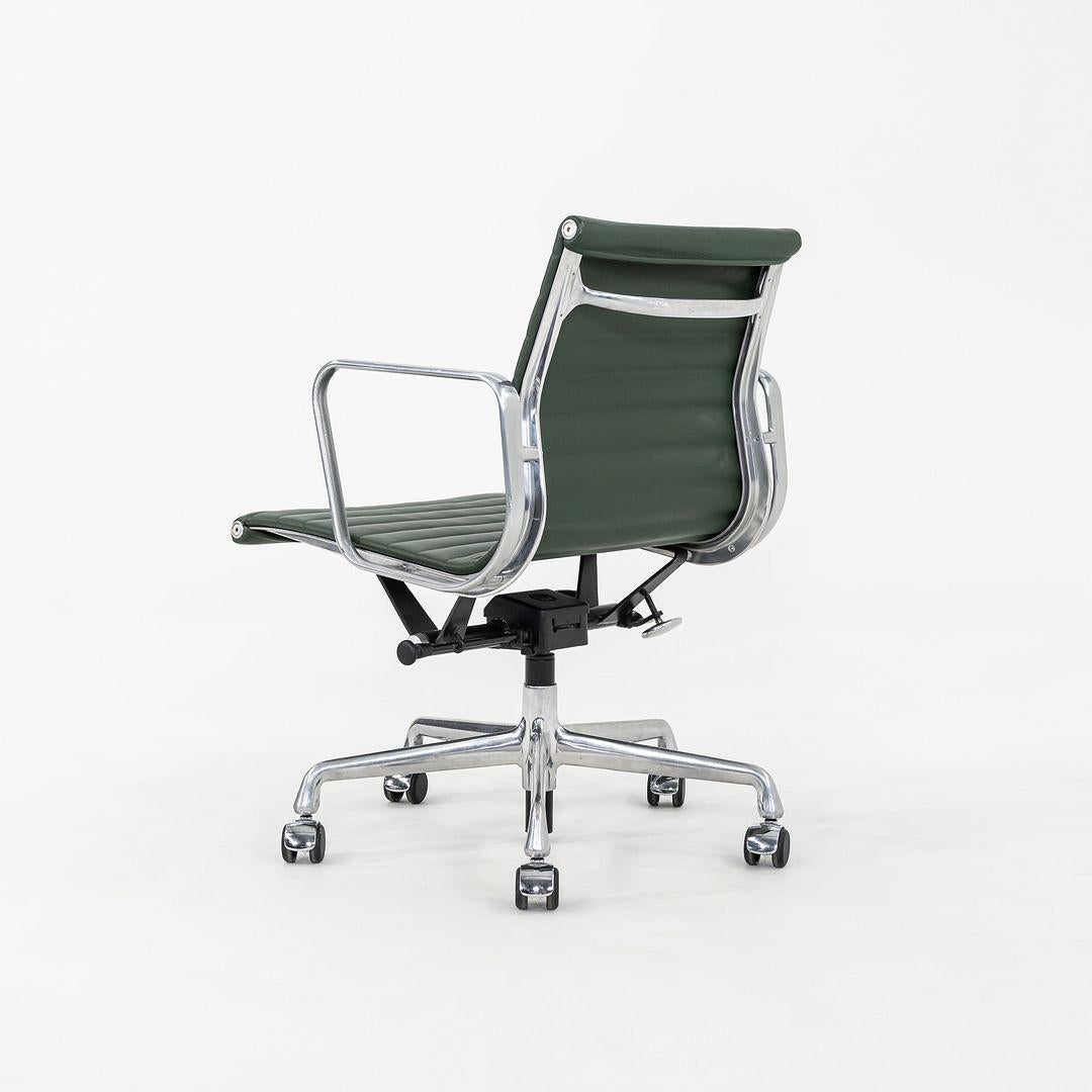 2010er Herman Miller Eames Aluminum Group Management Schreibtischstuhl in grünem Leder im Angebot 3