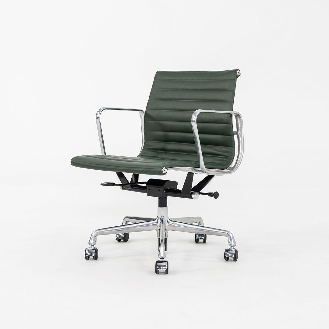 2010er Herman Miller Eames Aluminum Group Management Schreibtischstuhl in grünem Leder im Angebot 5
