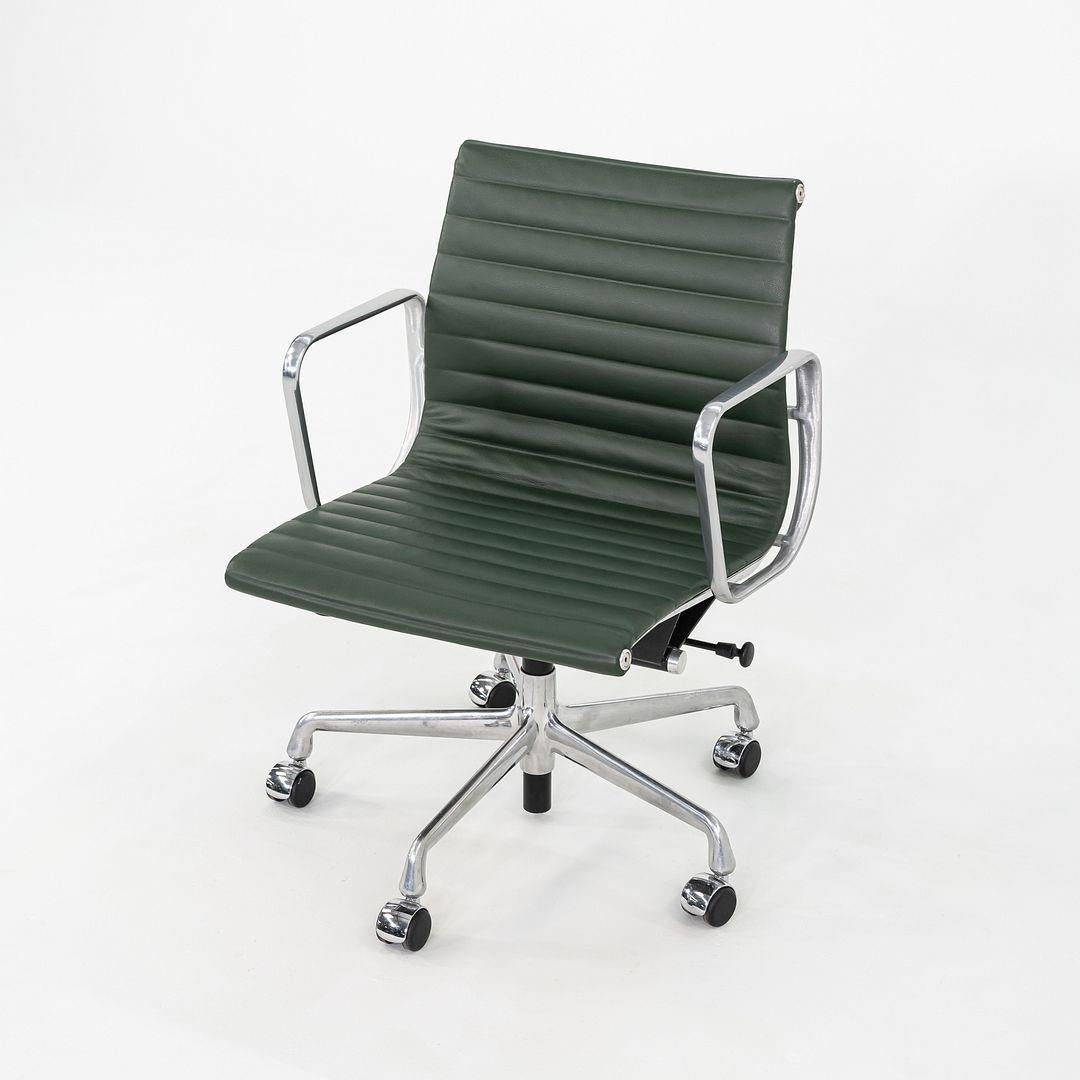 Dies ist ein Eames Aluminum Group Management Desk Chair, Modell EA335, entworfen von Charles und Ray Eames für Herman Miller im Jahr 1958. Dieser besondere Stuhl wurde in den 2010er Jahren hergestellt. Das Design besteht aus einem