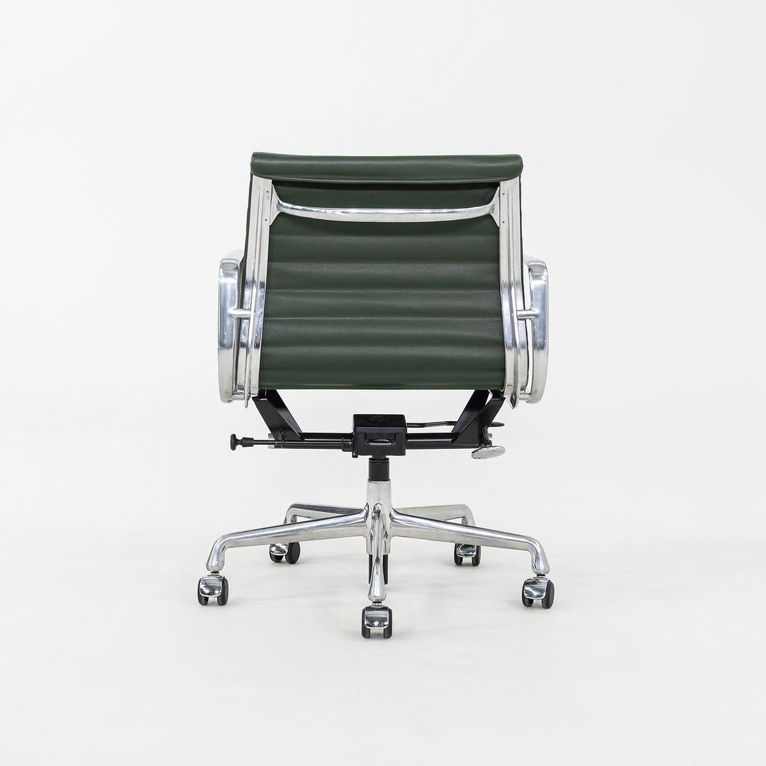 2010er Herman Miller Eames Aluminum Group Management Schreibtischstuhl in grünem Leder (Moderne) im Angebot