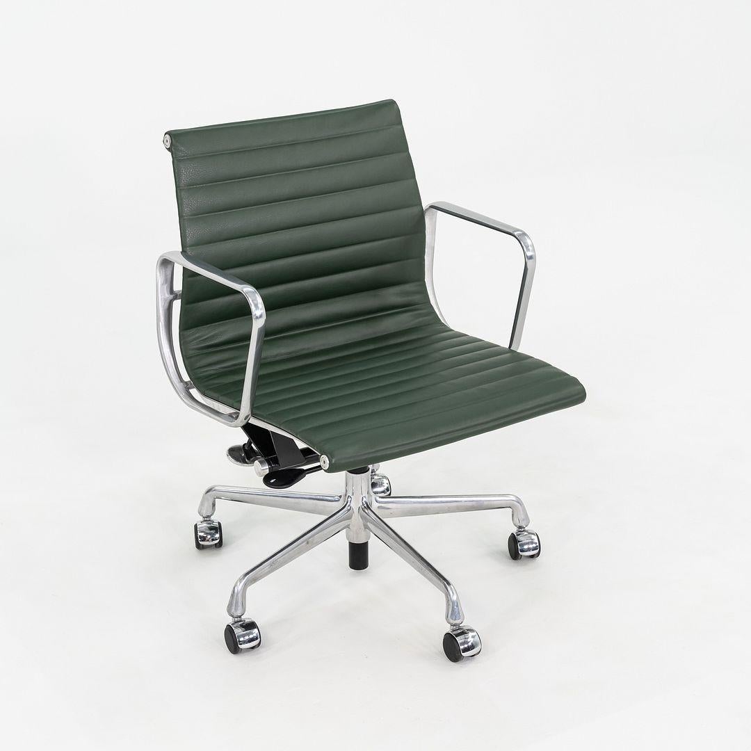 2010er Herman Miller Eames Aluminum Group Management Schreibtischstuhl in grünem Leder (amerikanisch) im Angebot