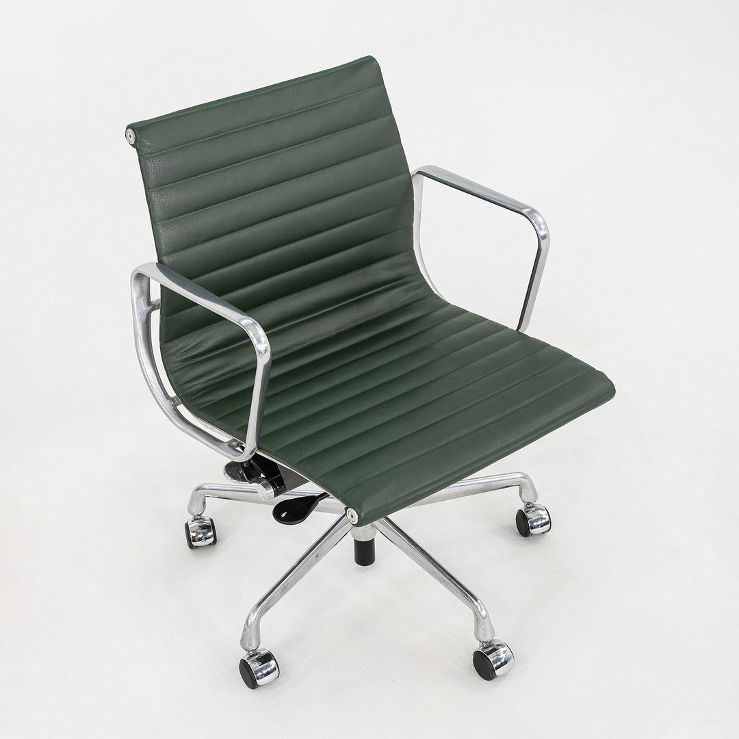 2010er Herman Miller Eames Aluminum Group Management Schreibtischstuhl in grünem Leder (Aluminium) im Angebot