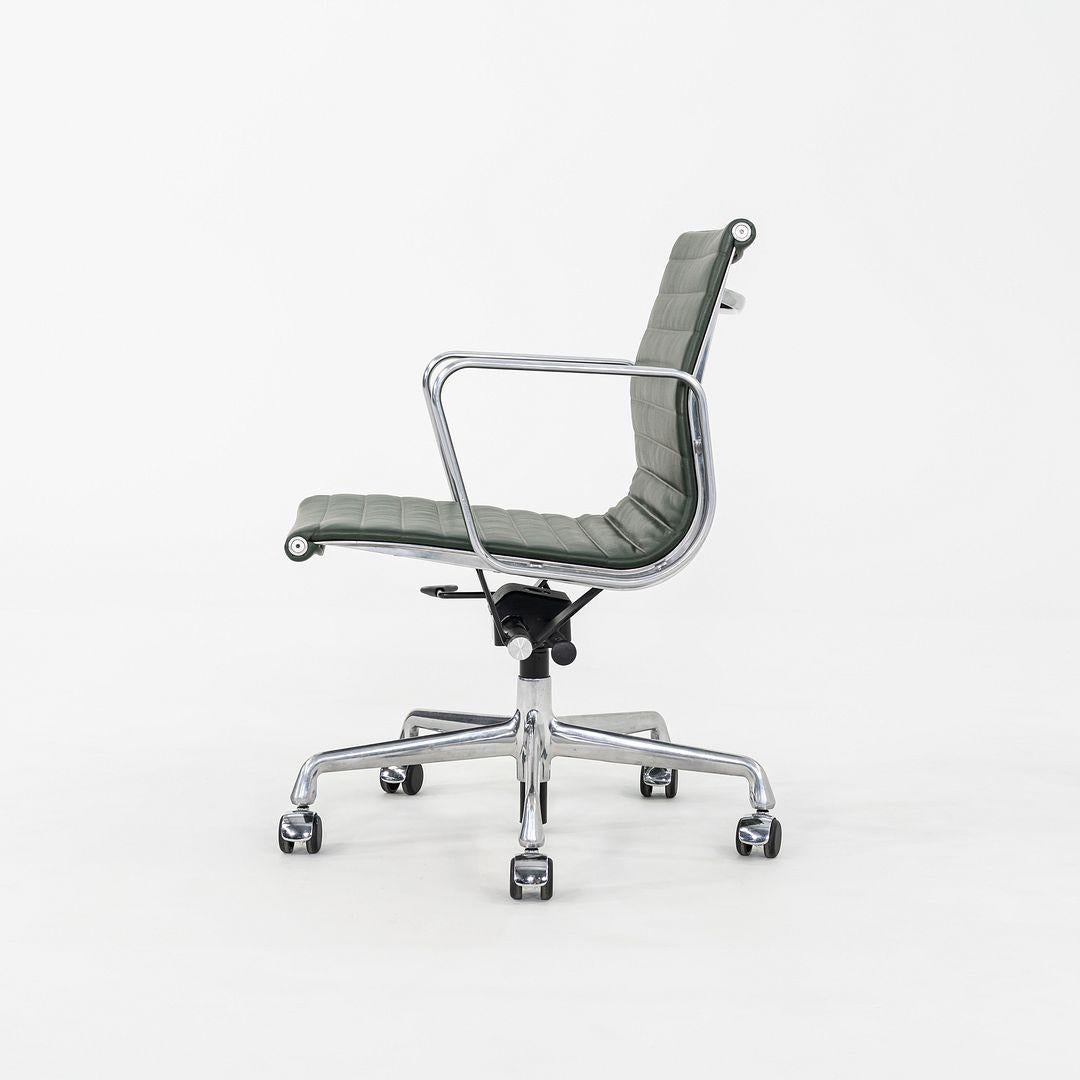 2010er Herman Miller Eames Aluminum Group Management Schreibtischstuhl in grünem Leder im Angebot 1