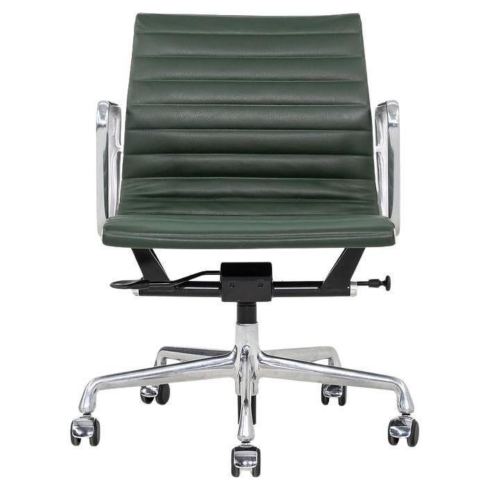 2010er Herman Miller Eames Aluminum Group Management Schreibtischstuhl in grünem Leder