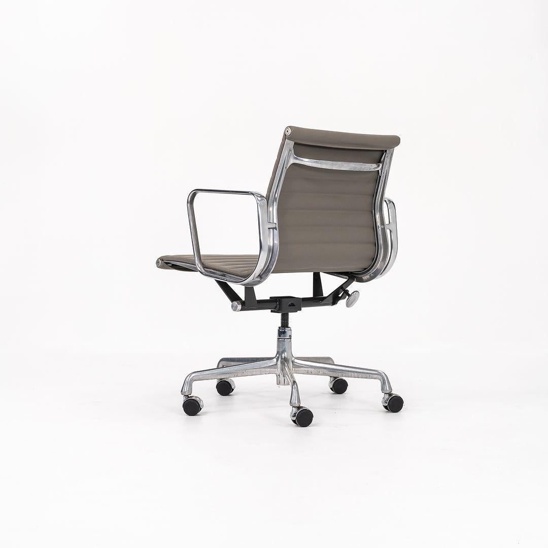 2010s Herman Miller Eames Aluminum Group Management Desk Chair in Greige leather In Good Condition In Philadelphia, PA