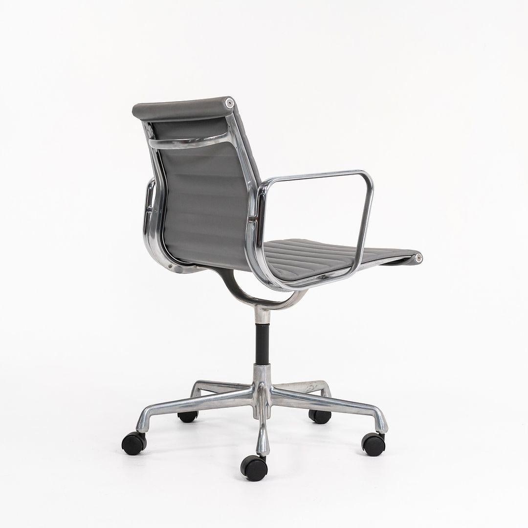 Chaise de bureau en aluminium Eames des années 2010 d'Herman Miller, en cuir gris en vente 3