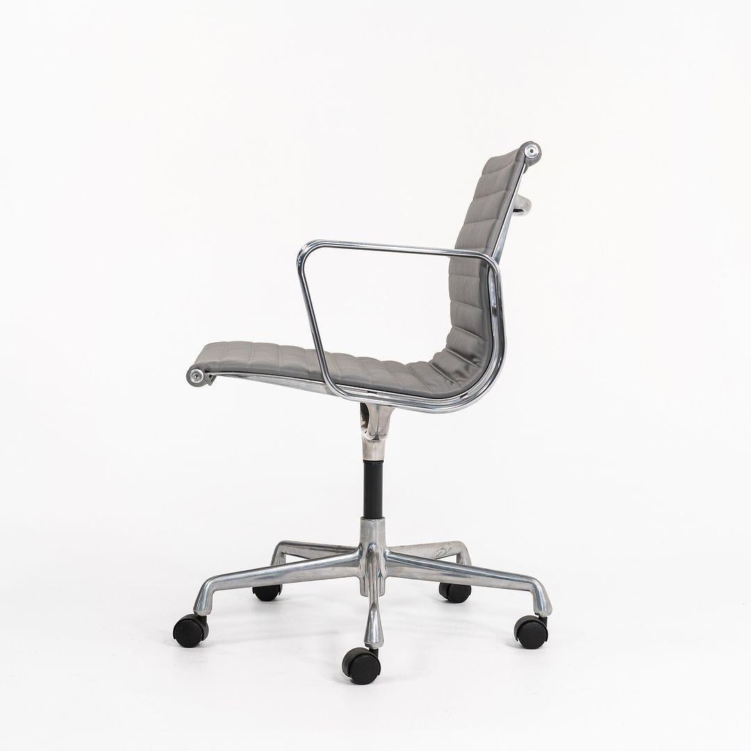 Chaise de bureau en aluminium Eames des années 2010 d'Herman Miller, en cuir gris en vente 4