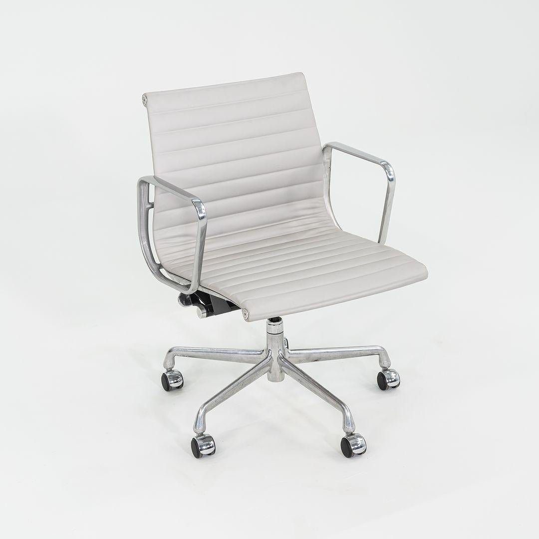 2010er Herman Miller Eames Aluminium Group Management-Schreibtischstuhl aus grauem Leder im Angebot 5