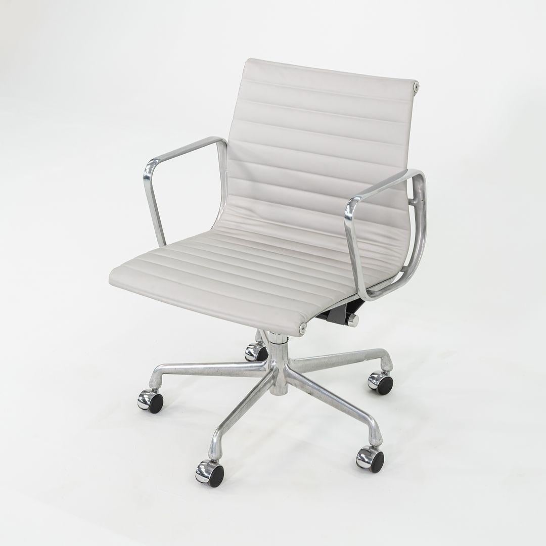 2010er Herman Miller Eames Aluminium Group Management-Schreibtischstuhl aus grauem Leder im Angebot 6