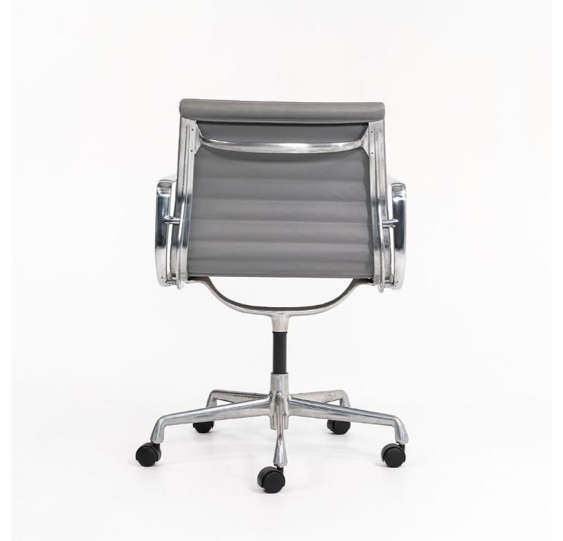 Chaise de bureau en aluminium Eames des années 2010 d'Herman Miller, en cuir gris en vente 5
