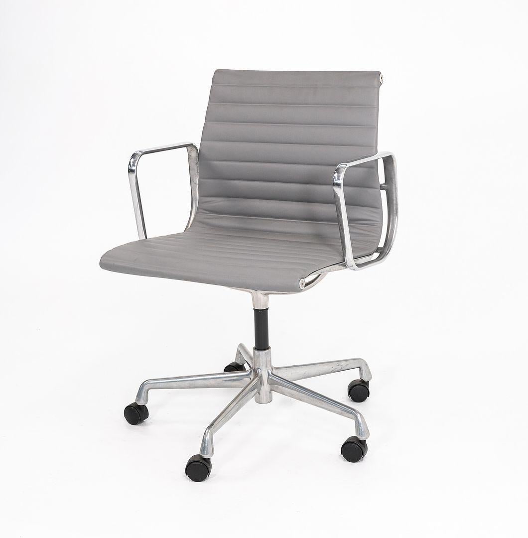 Il s'agit d'une chaise de bureau Eames Aluminum Group Management, conçue par Charles et Ray Eames pour Herman Miller en 1958. Cette chaise a été produite dans les années 2010. Le design est doté d'un cadre en aluminium à la fois solide et léger, et
