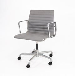 Sedia da scrivania Herman Miller Eames Group Management in alluminio in pelle grigia del 2010