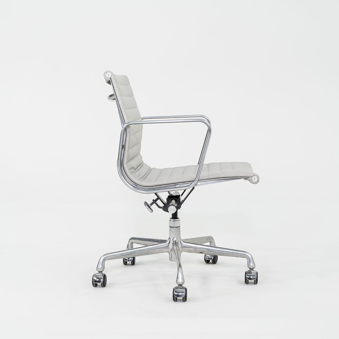 Dies ist ein Eames Aluminum Group Management Desk Chair, Modell EA334, entworfen von Charles und Ray Eames für Herman Miller im Jahr 1958. Dieser besondere Stuhl wurde in den 2010er Jahren hergestellt. Das Design besteht aus einem