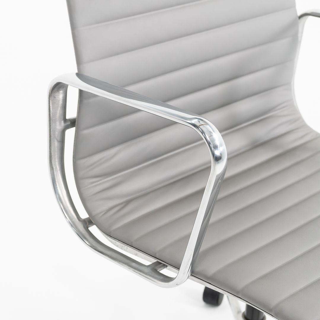 Moderne Chaise de bureau en aluminium Eames des années 2010 d'Herman Miller, en cuir gris en vente