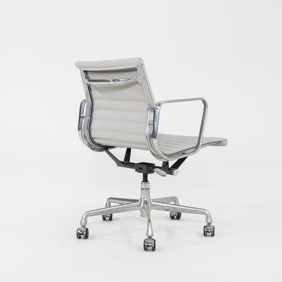 2010er Herman Miller Eames Aluminium Group Management-Schreibtischstuhl aus grauem Leder (Moderne) im Angebot