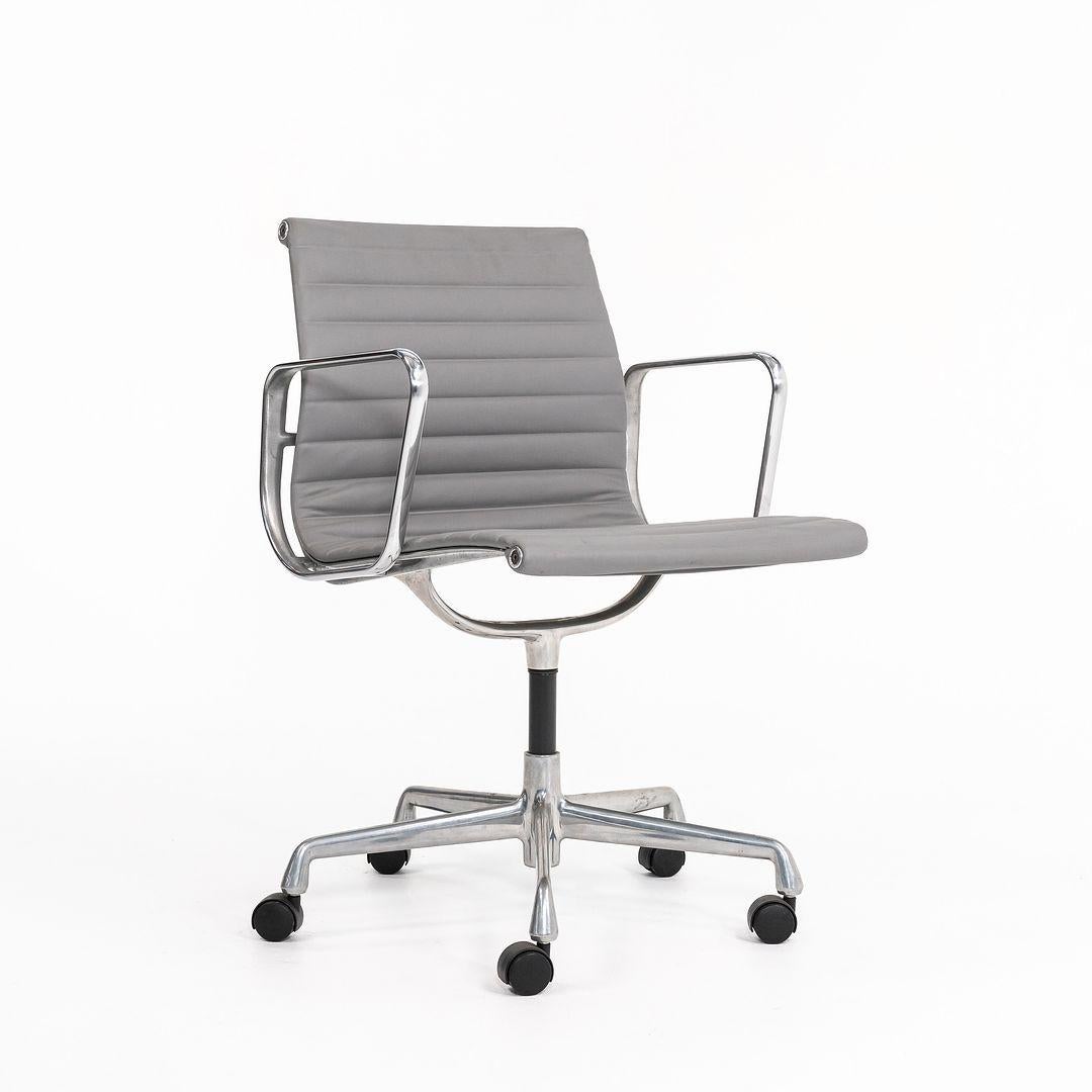 Nord-américain Chaise de bureau en aluminium Eames des années 2010 d'Herman Miller, en cuir gris en vente