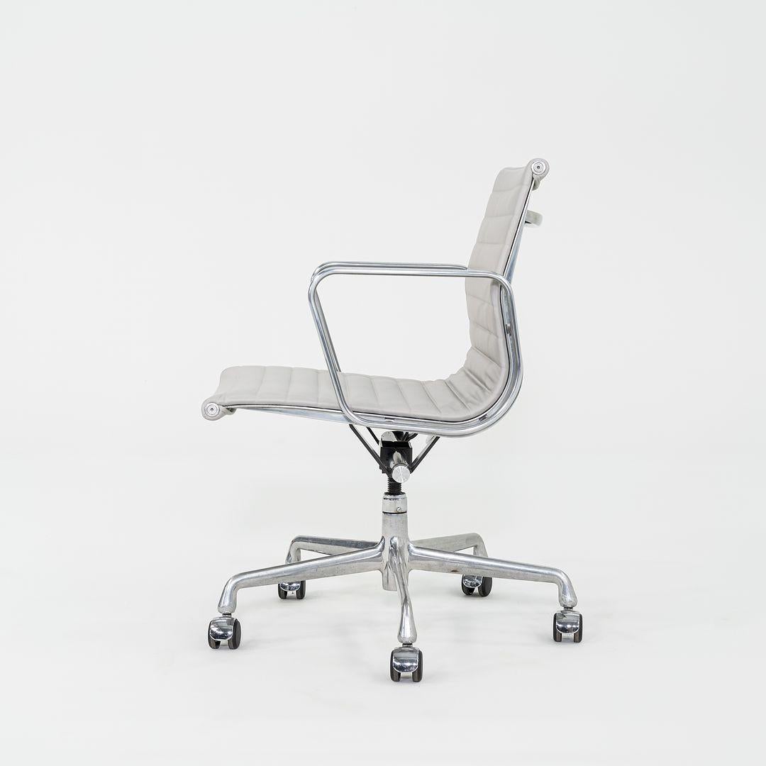 2010er Herman Miller Eames Aluminium Group Management-Schreibtischstuhl aus grauem Leder (amerikanisch) im Angebot