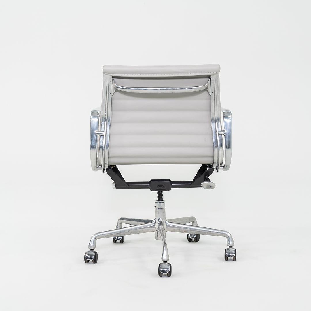 2010er Herman Miller Eames Aluminium Group Management-Schreibtischstuhl aus grauem Leder im Zustand „Hervorragend“ im Angebot in Philadelphia, PA