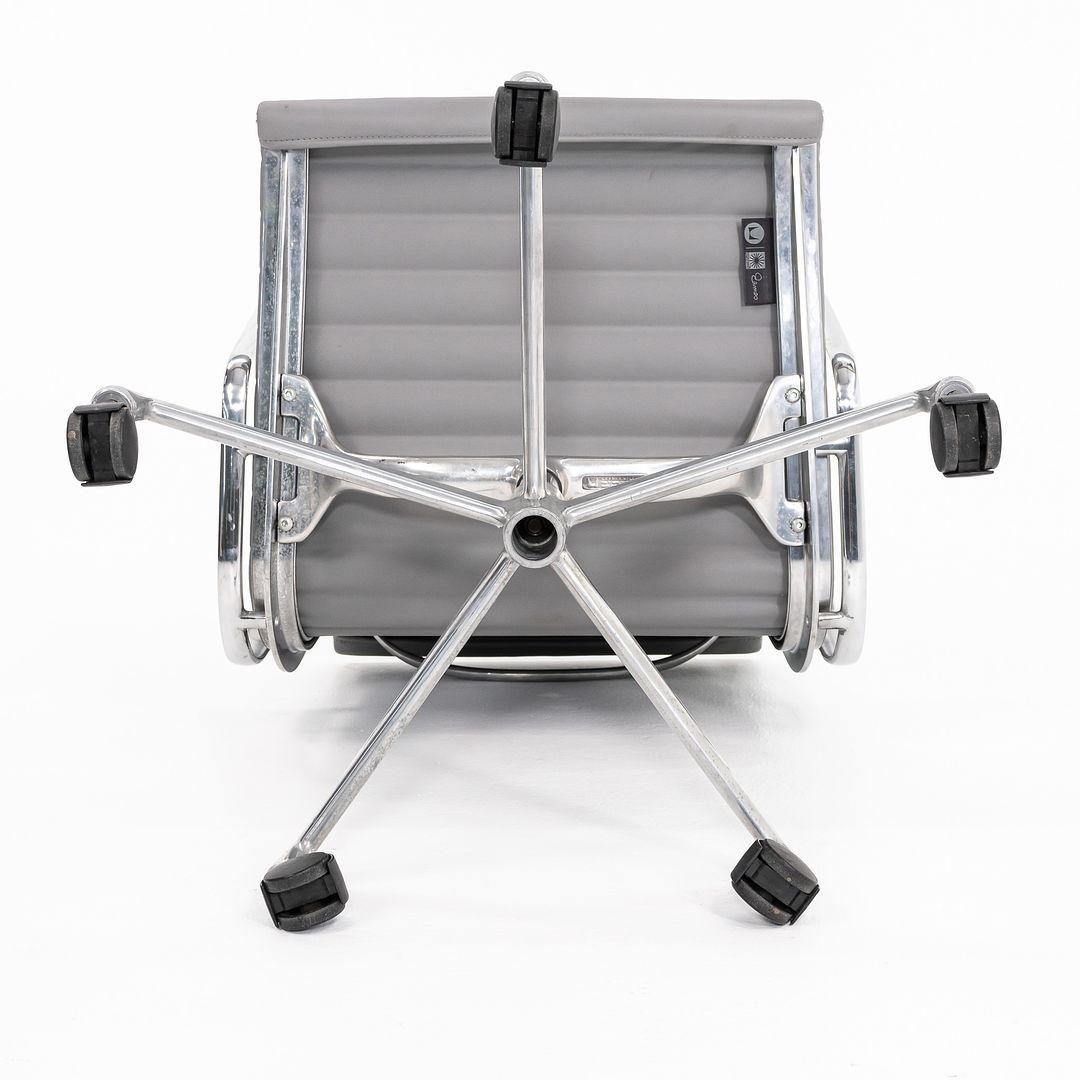 XXIe siècle et contemporain Chaise de bureau en aluminium Eames des années 2010 d'Herman Miller, en cuir gris en vente