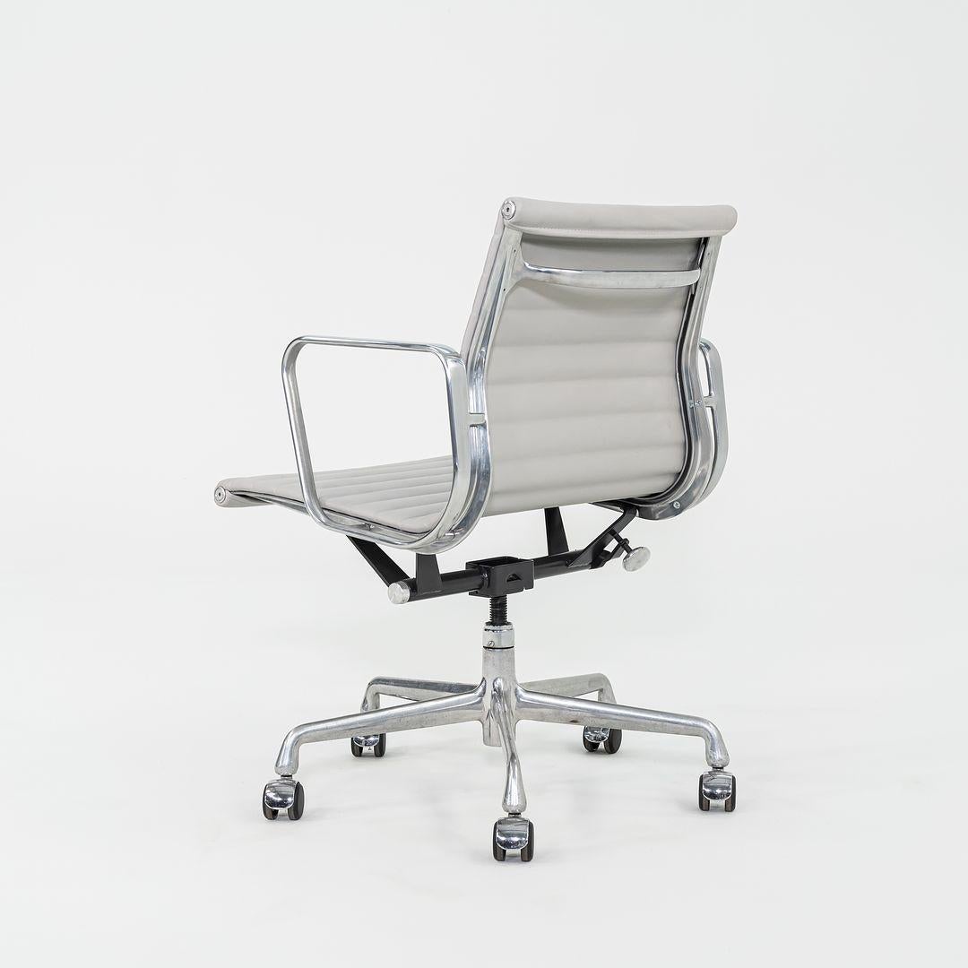2010er Herman Miller Eames Aluminium Group Management-Schreibtischstuhl aus grauem Leder (21. Jahrhundert und zeitgenössisch) im Angebot