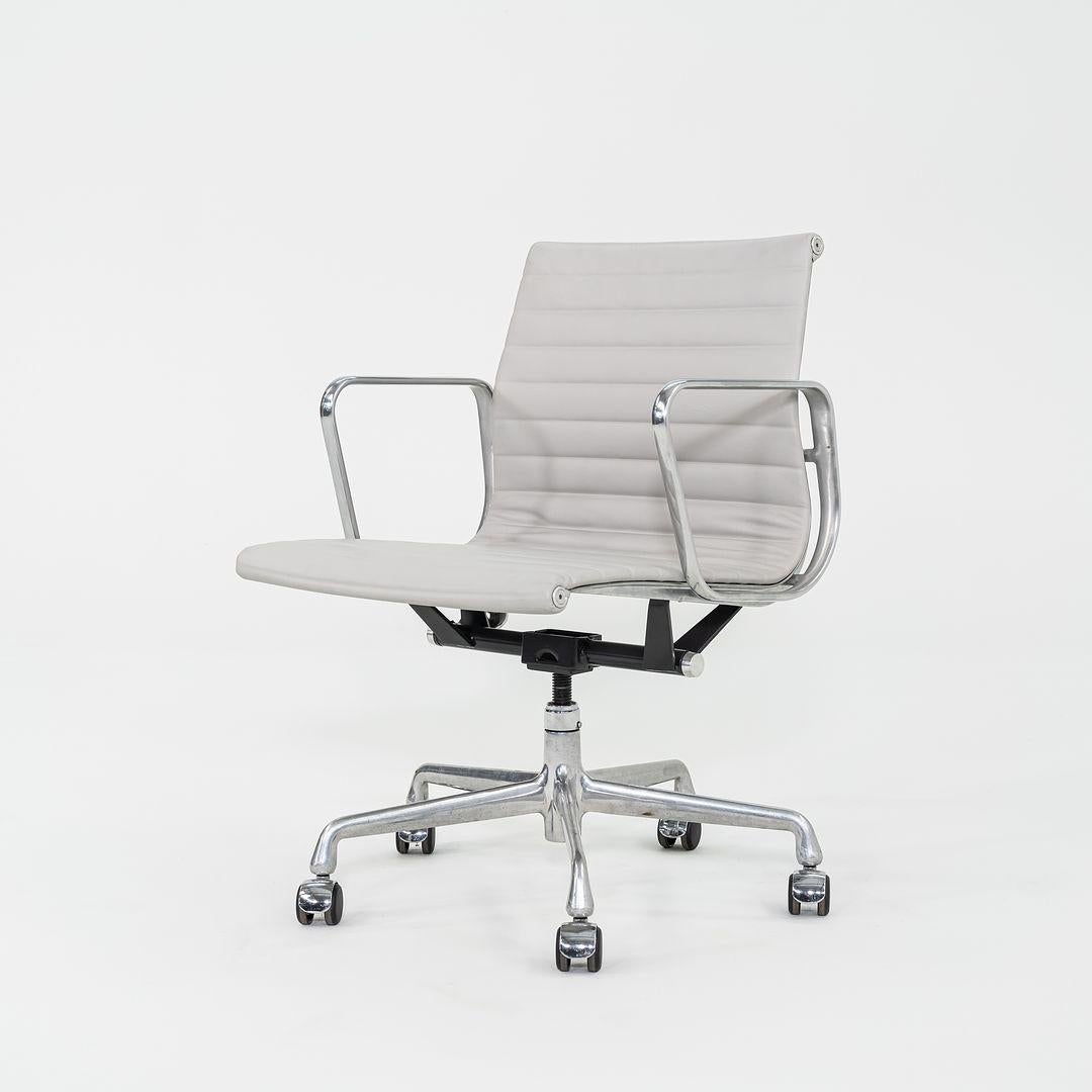 2010er Herman Miller Eames Aluminium Group Management-Schreibtischstuhl aus grauem Leder im Angebot 1
