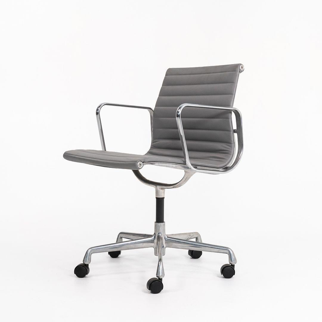 Chaise de bureau en aluminium Eames des années 2010 d'Herman Miller, en cuir gris en vente 1