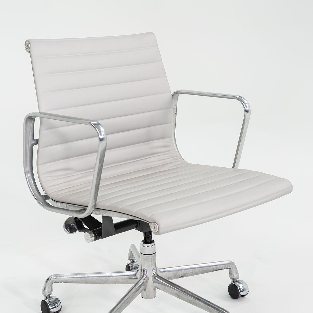 2010er Herman Miller Eames Aluminium Group Management-Schreibtischstuhl aus grauem Leder im Angebot 2