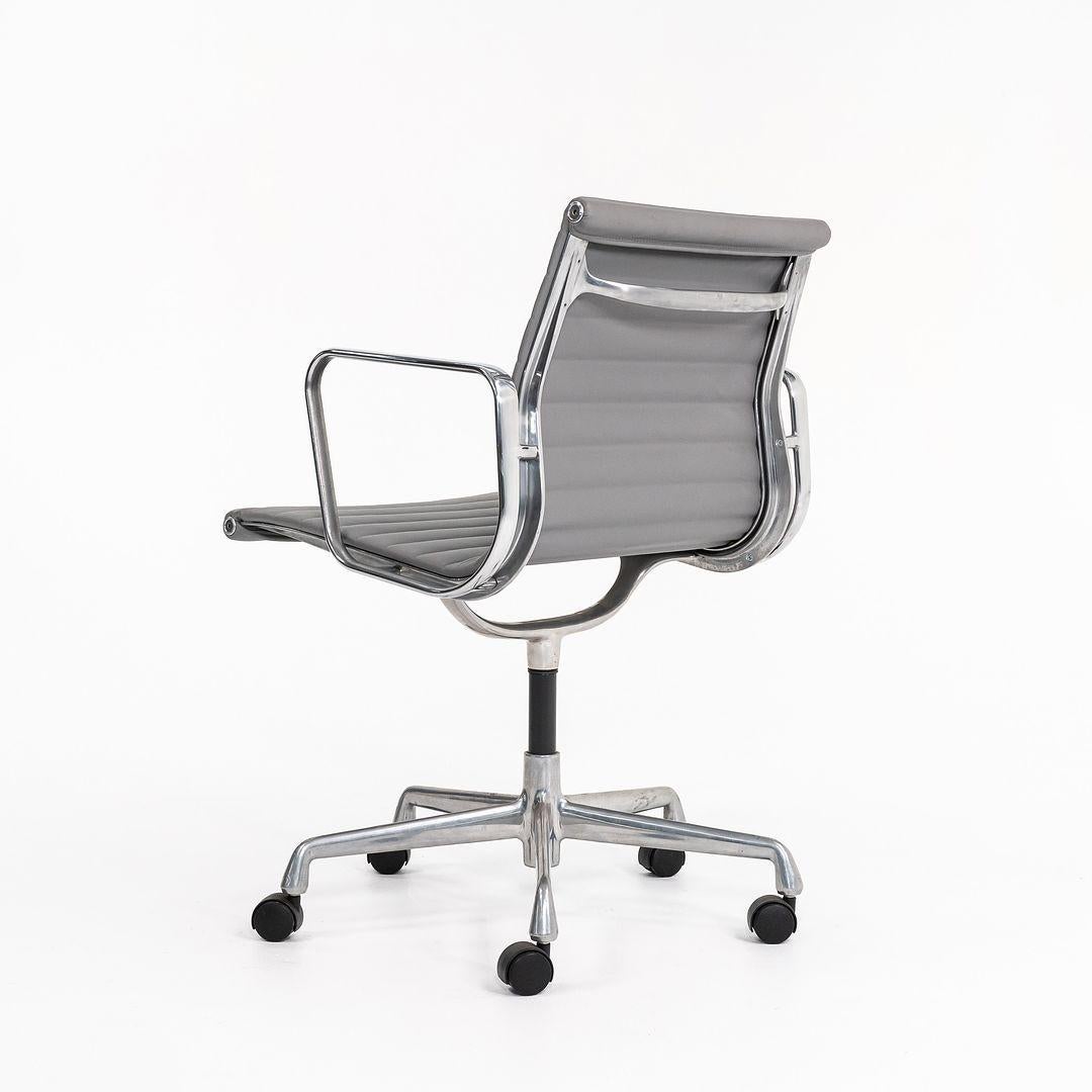Chaise de bureau en aluminium Eames des années 2010 d'Herman Miller, en cuir gris en vente 2