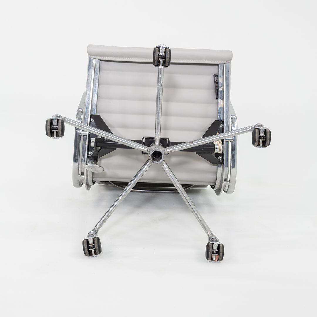 2010er Herman Miller Eames Aluminium Group Management-Schreibtischstuhl aus grauem Leder im Angebot 3