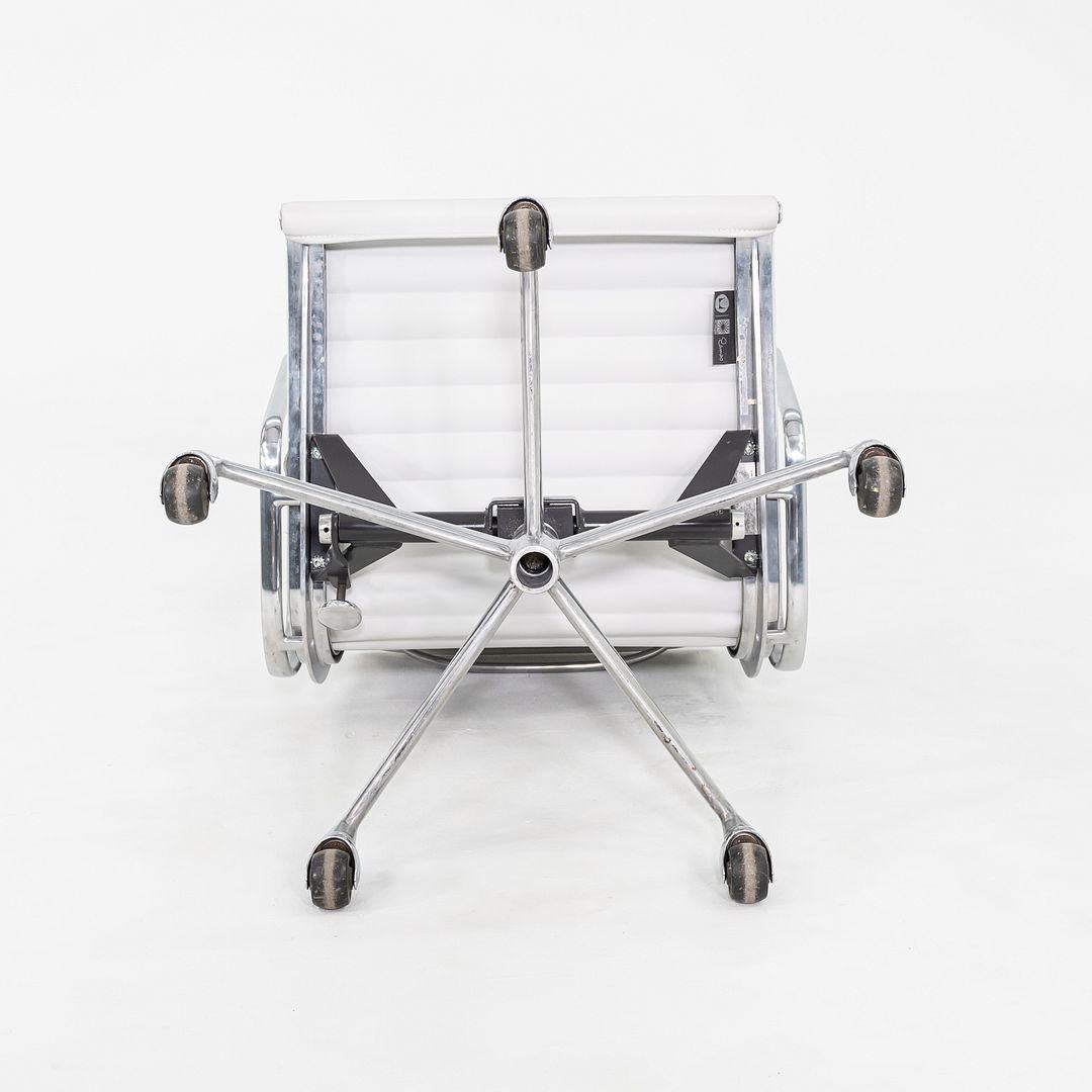 2010er Herman Miller Eames Aluminium Gruppe Management Schreibtischstuhl in Grau Naugahyde im Angebot 5