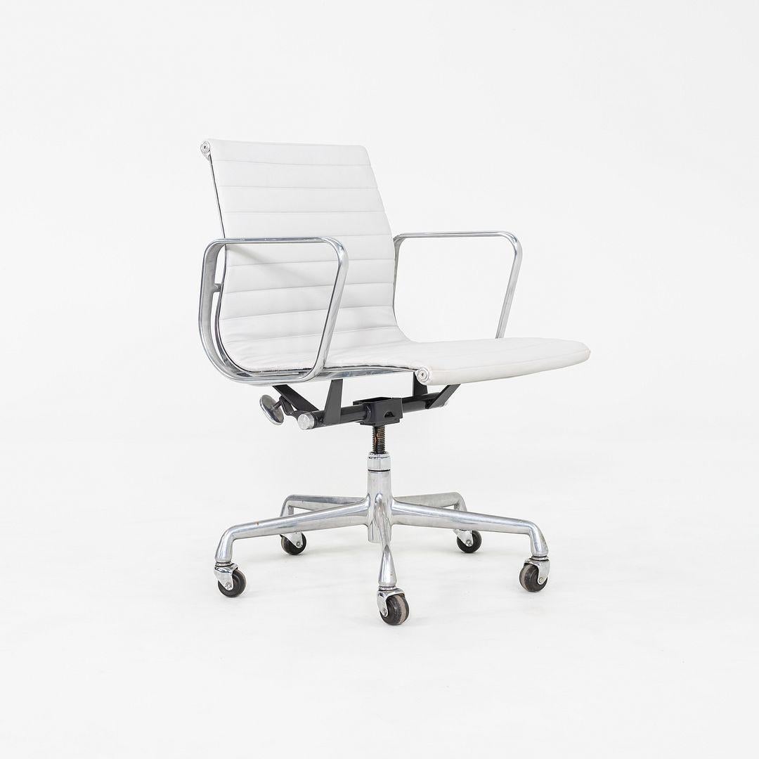 2010er Herman Miller Eames Aluminium Gruppe Management Schreibtischstuhl in Grau Naugahyde im Zustand „Gut“ im Angebot in Philadelphia, PA