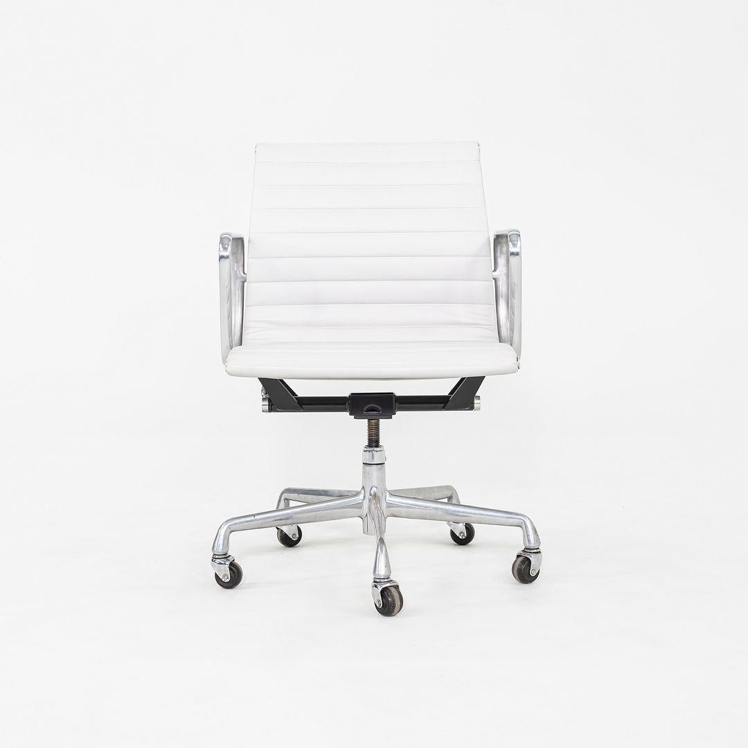 2010er Herman Miller Eames Aluminium Gruppe Management Schreibtischstuhl in Grau Naugahyde im Angebot 2