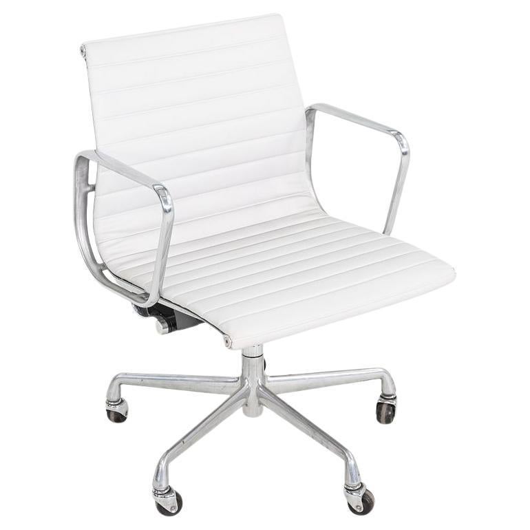 2010er Herman Miller Eames Aluminium Gruppe Management Schreibtischstuhl in Grau Naugahyde im Angebot