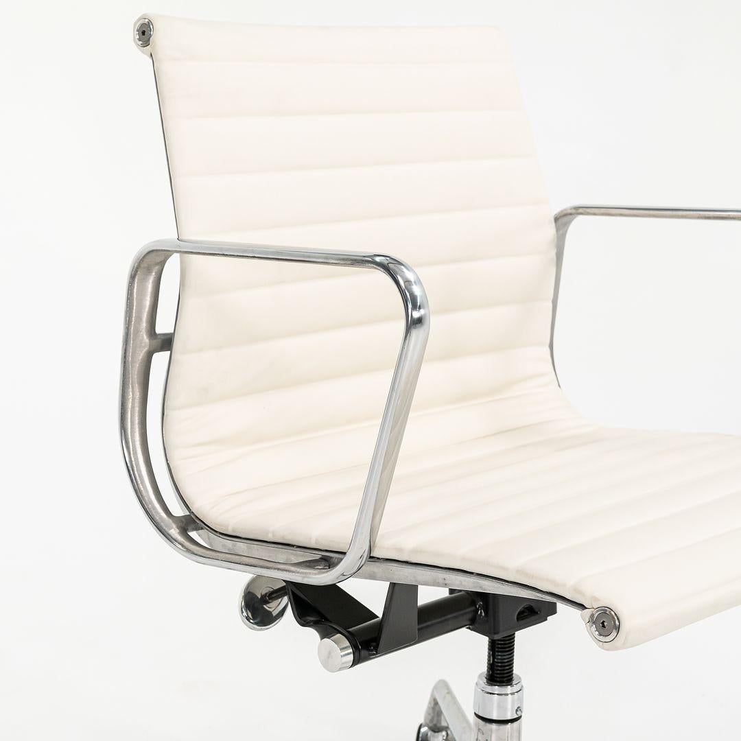 2010s Herman Miller Eames Aluminum Group Management Desk Chair in Ivory Leather 4