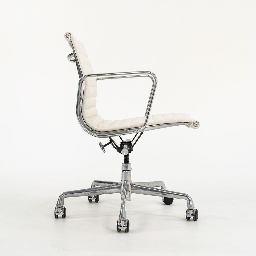 2010s Herman Miller Eames Aluminum Group Management Desk Chair in Ivory Leather 5