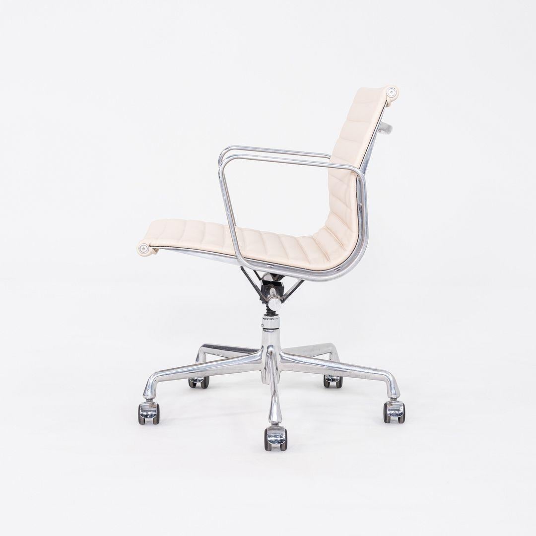 2010er Herman Miller Eames Aluminium Group Management-Schreibtischstuhl aus elfenbeinfarbenem Leder im Angebot 5