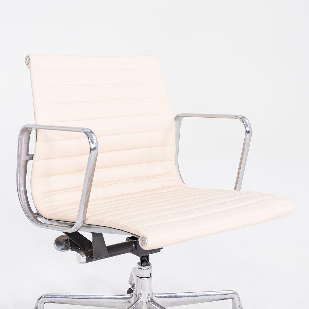 2010er Herman Miller Eames Aluminium Group Management-Schreibtischstuhl aus elfenbeinfarbenem Leder im Angebot 6