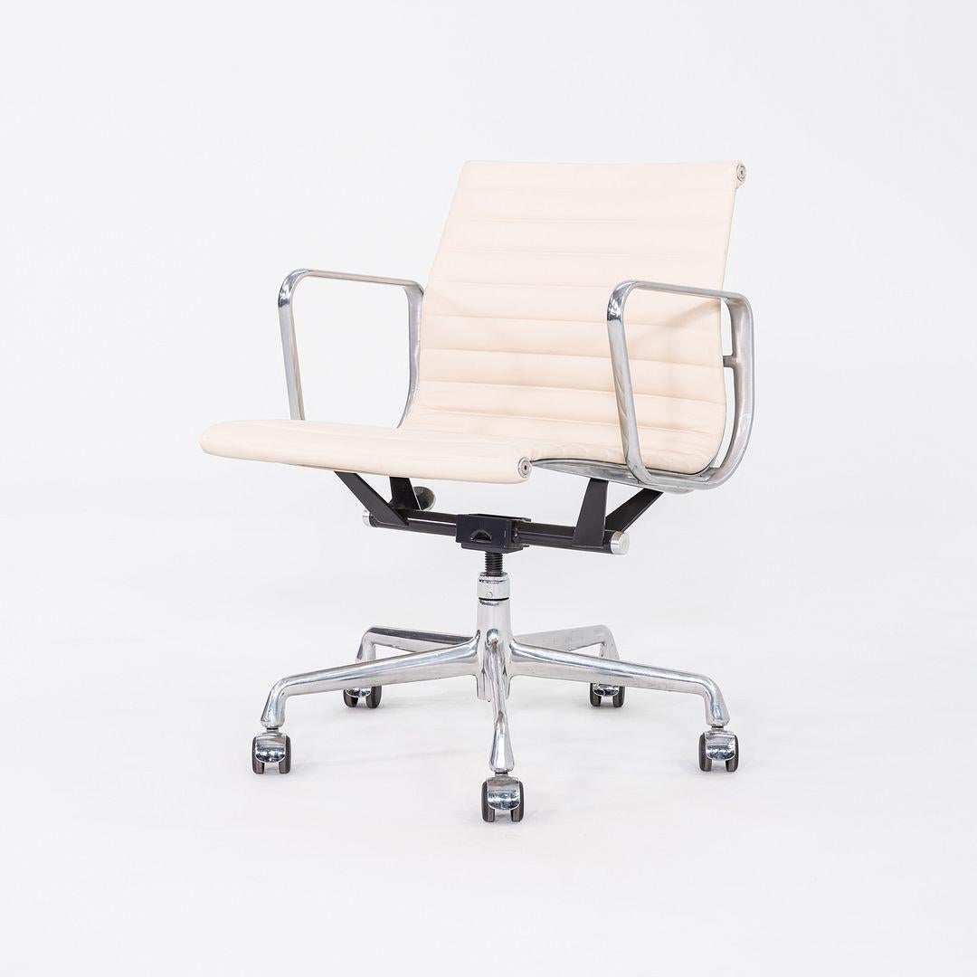 Dies ist ein Eames Aluminum Group Management Chair, Modell EA335, ursprünglich entworfen von Charles und Ray Eames für Herman Miller im Jahr 1958. Dieses besondere Exemplar wurde in den 2010er Jahren hergestellt. Das Design besteht aus einem soliden