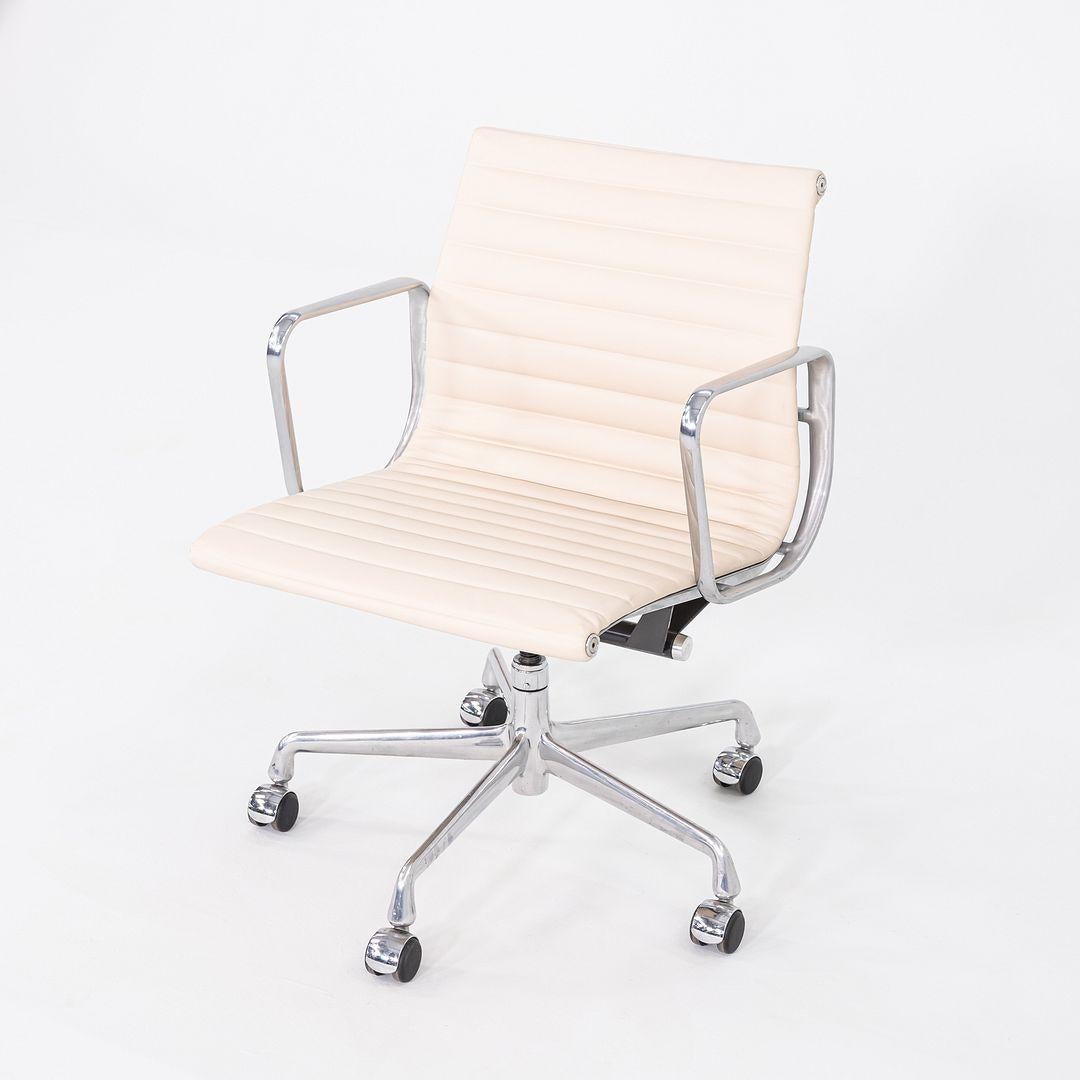 2010er Herman Miller Eames Aluminium Group Management-Schreibtischstuhl aus elfenbeinfarbenem Leder (Moderne) im Angebot