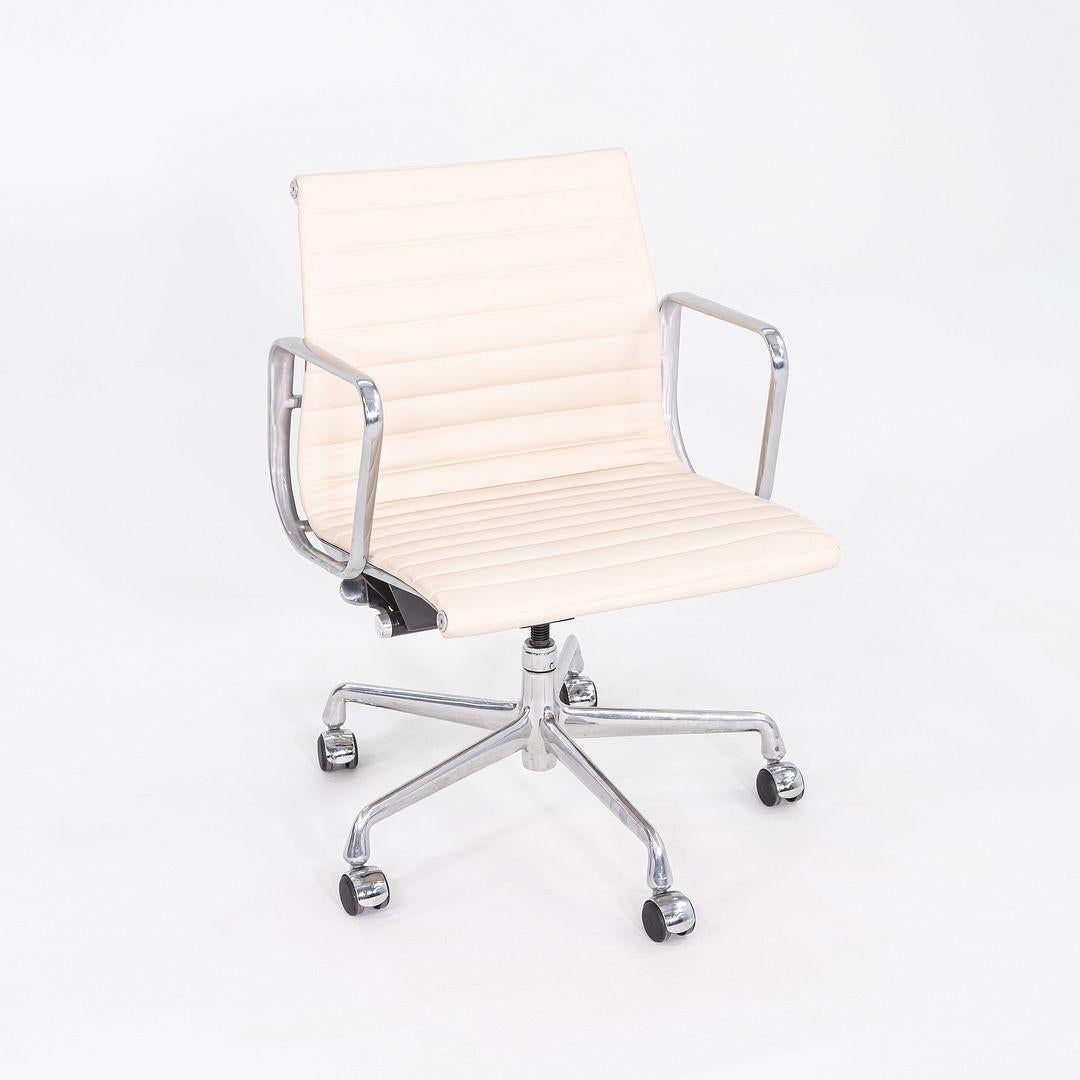 2010er Herman Miller Eames Aluminium Group Management-Schreibtischstuhl aus elfenbeinfarbenem Leder (amerikanisch) im Angebot