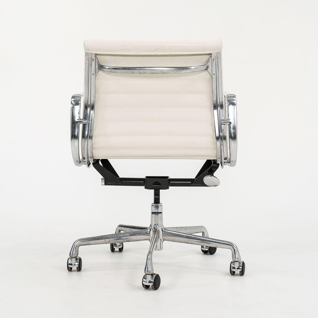2010s Herman Miller Eames Aluminum Group Management Desk Chair in Ivory Leather In Good Condition In Philadelphia, PA