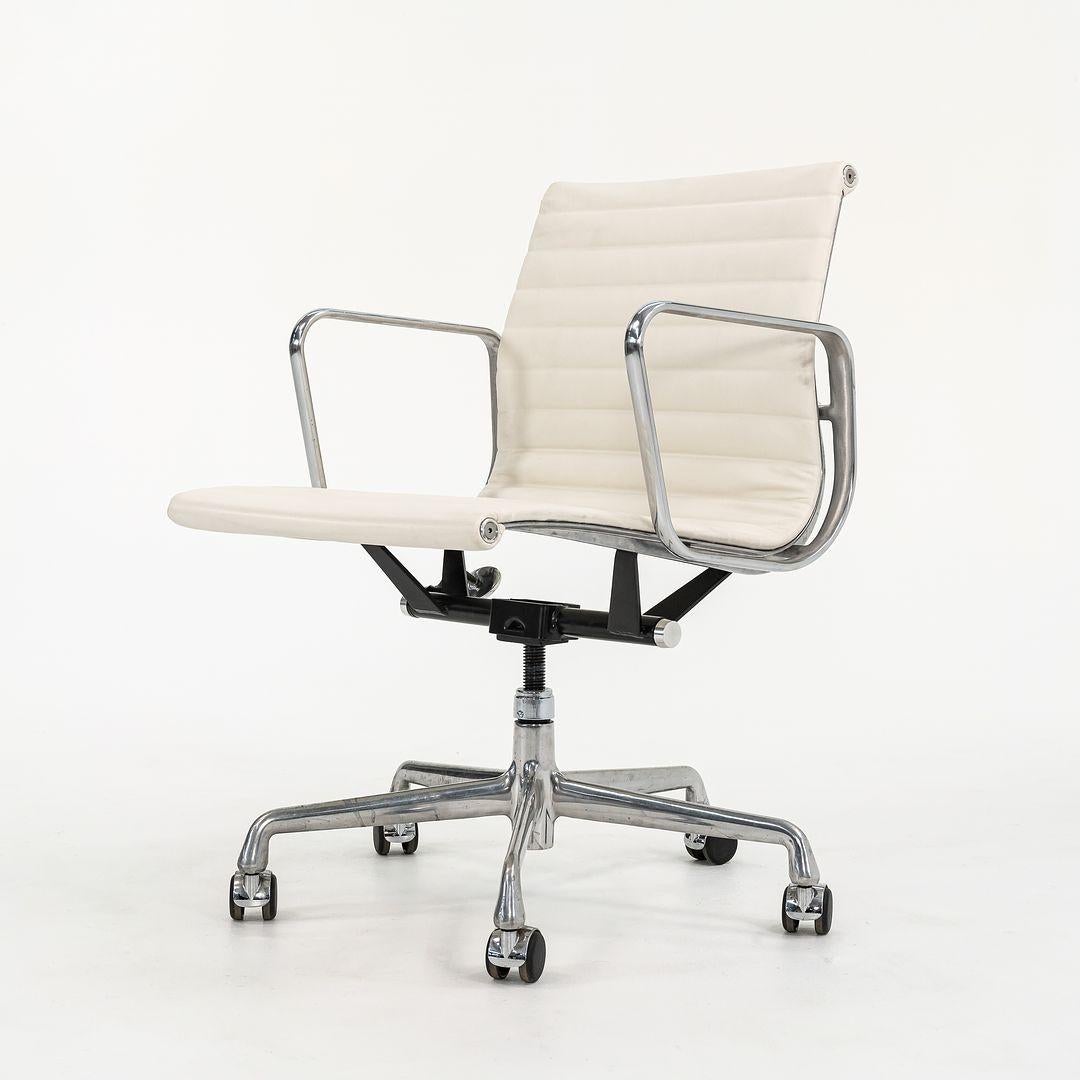 Contemporary 2010s Herman Miller Eames Aluminum Group Management Desk Chair in Ivory Leather