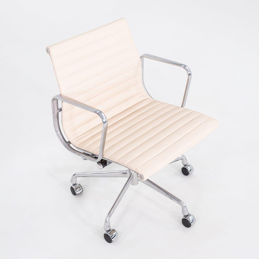 2010er Herman Miller Eames Aluminium Group Management-Schreibtischstuhl aus elfenbeinfarbenem Leder im Angebot 1