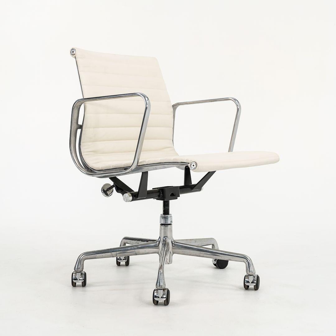 2010s Herman Miller Eames Aluminum Group Management Desk Chair in Ivory Leather 3