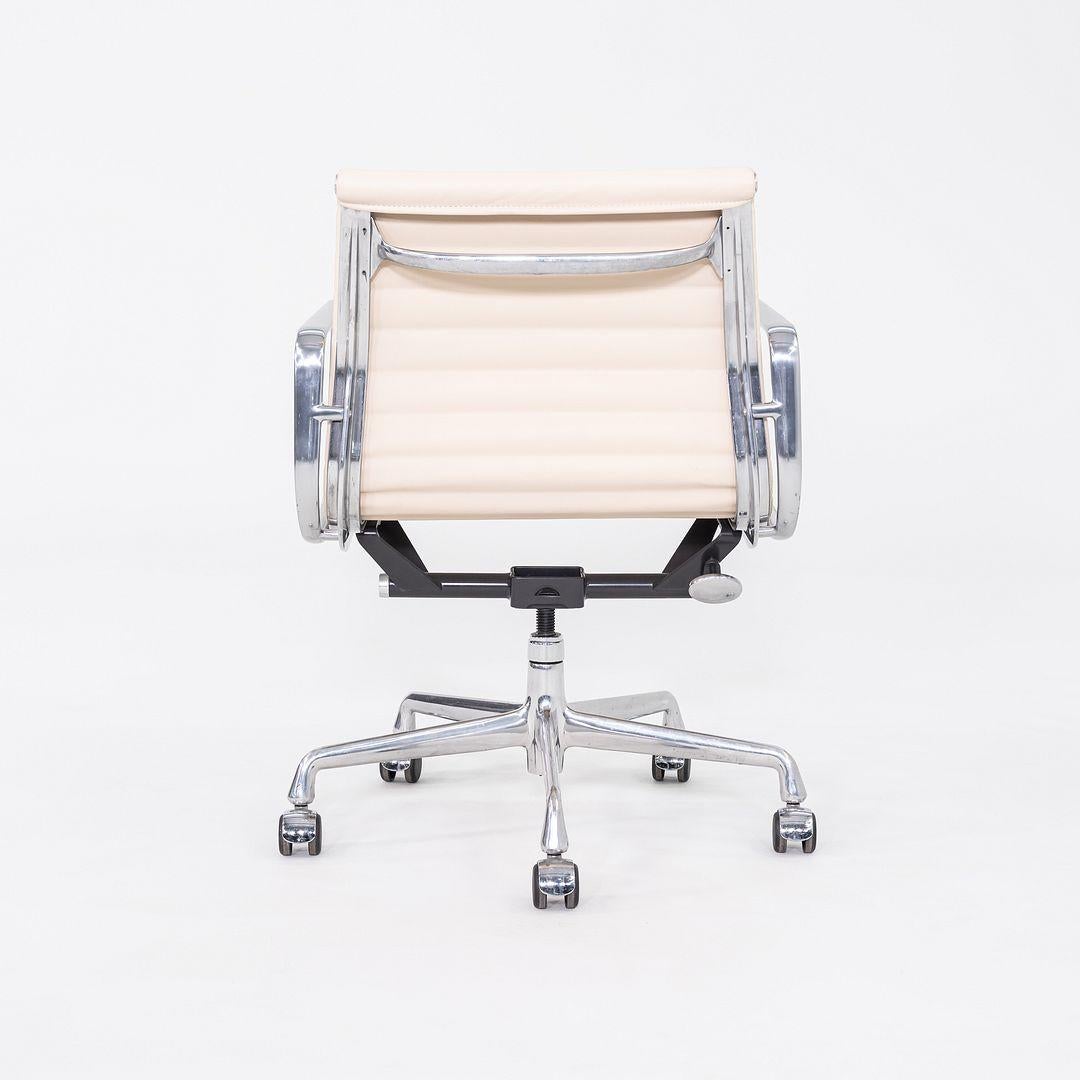 2010er Herman Miller Eames Aluminium Group Management-Schreibtischstuhl aus elfenbeinfarbenem Leder im Angebot 3