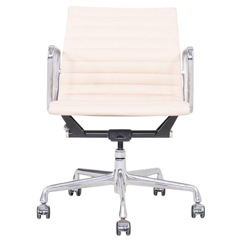 2010er Herman Miller Eames Aluminium Group Management-Schreibtischstuhl aus elfenbeinfarbenem Leder